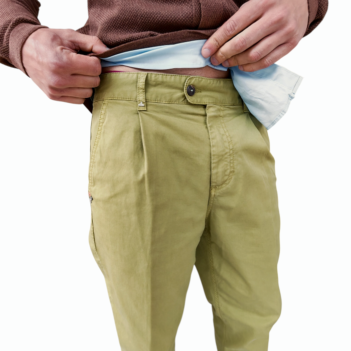 Pantalone uomo BERNA cotone leggero cropped fit con pinces e tasche posteriori asimmetriche