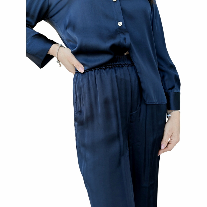 Completo donna 22.01 effetto raso camicia scollo a V pantalone slim con elastico