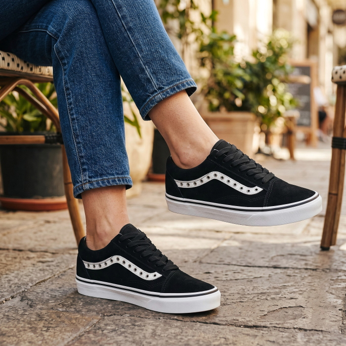 Scarpa donna VANS sneakers Old Skool Combat in suede con borchie forate